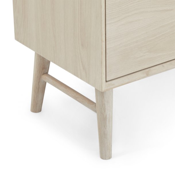 Egeskov skænk i hvidolieret ege finér 160 x 42 cm med 3 sektioner med soft close