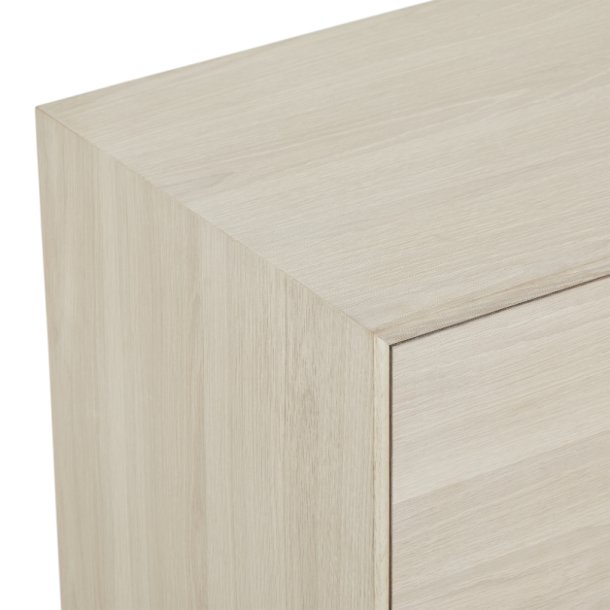 Egeskov skænk i hvidolieret ege finér 160 x 42 cm med 3 sektioner med soft close