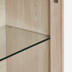 Egeskov hængevitrine i hvidolieret ege finér 160 x 60 cm med 3 skabe med indbygget LED lys