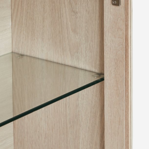 Egeskov hængevitrine i hvidolieret ege finér 160 x 60 cm med 3 skabe med indbygget LED lys