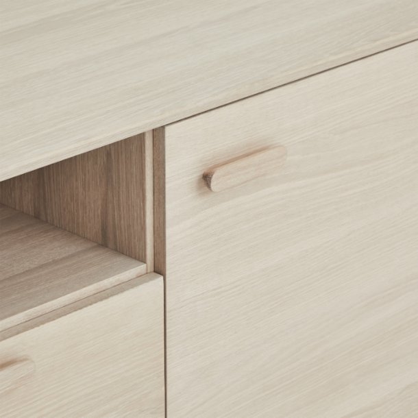 Egeskov sknk i hvidolieret ege finr 212 x 42 cm med 4 sektioner med soft close