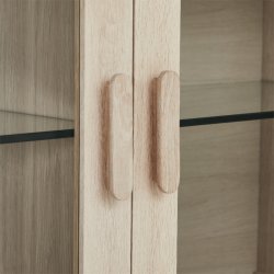 Egeskov hngevitrine i hvidolieret ege finr 212 x 60 cm med 4 skabe med indbygget LED lys