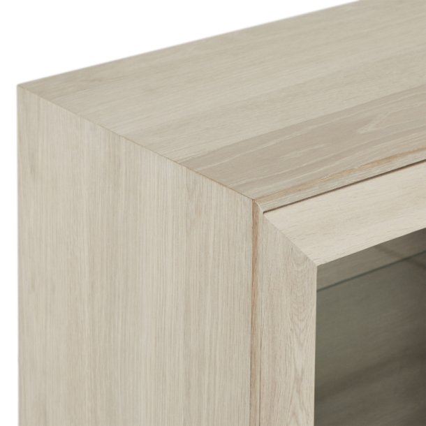 Egeskov hngevitrine i hvidolieret ege finr 212 x 60 cm med 4 skabe med indbygget LED lys