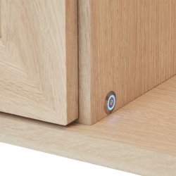 Egeskov hngevitrine i hvidolieret ege finr 212 x 60 cm med 4 skabe med indbygget LED lys