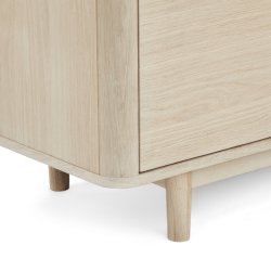 Tsinge TV-bord i hvidolieret ege finr 180 x 45 cm, lger med soft close og ledningsudtrk