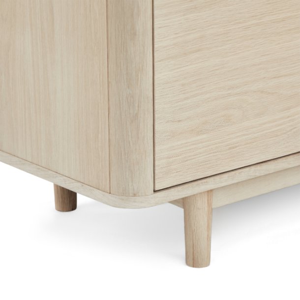 Tsinge TV-bord i hvidolieret ege finr 180 x 45 cm, lger med soft close og ledningsudtrk