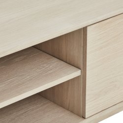 Tsinge TV-bord i hvidolieret ege finr 180 x 45 cm, lger med soft close og ledningsudtrk