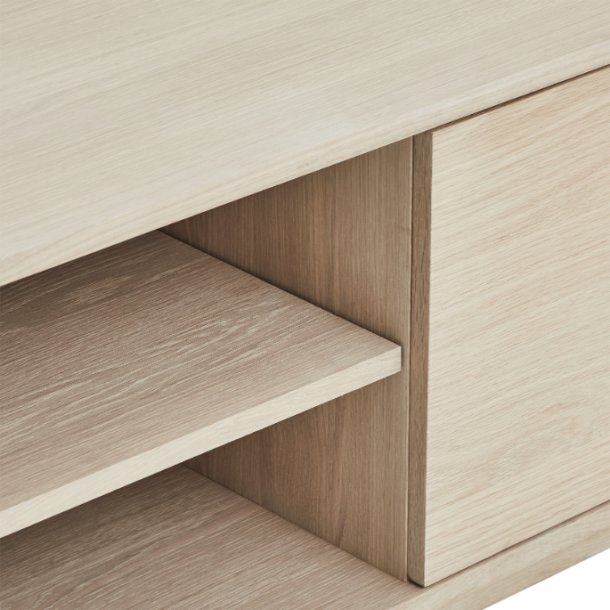 Tsinge TV-bord i hvidolieret ege finr 180 x 45 cm, lger med soft close og ledningsudtrk