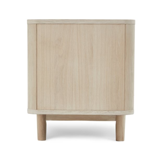 Tsinge TV-bord i hvidolieret ege finr 180 x 45 cm, lger med soft close og ledningsudtrk