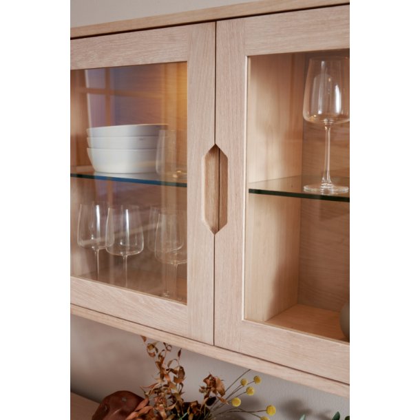 Tsinge hngevitrine i hvidrolieret ege finr 180x60 cm, 3 skabe med softclose og indbygget LED lys