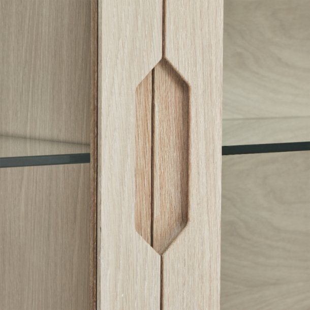 Tsinge hngevitrine i hvidrolieret ege finr 180x60 cm, 3 skabe med softclose og indbygget LED lys