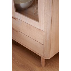 Tsinge vitrineskab i hvidolieret ege finr 190 x 100 cm med soft close og indbygget LED lys