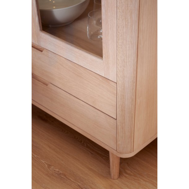 Tsinge vitrineskab i hvidolieret ege finr 190 x 100 cm med soft close og indbygget LED lys