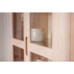 Tsinge vitrineskab i hvidolieret ege finr 190 x 100 cm med soft close og indbygget LED lys