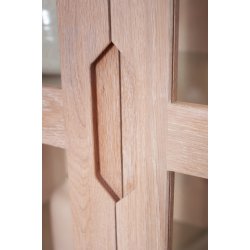 Tsinge vitrineskab i hvidolieret ege finr 190 x 100 cm med soft close og indbygget LED lys