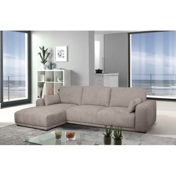 Santa Monica sofa med chaiselong til venstre i sandfarvet mbelstof