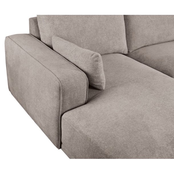 Santa Monica sofa med chaiselong til venstre i sandfarvet mbelstof