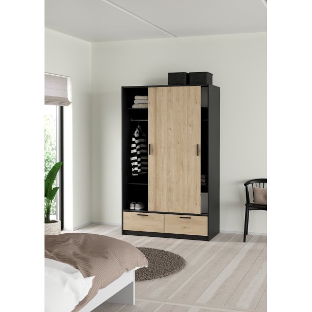 Inline garderobeskab 121 cm bredt, 2 skyded�re, 2 skuffer egelook og sort. 