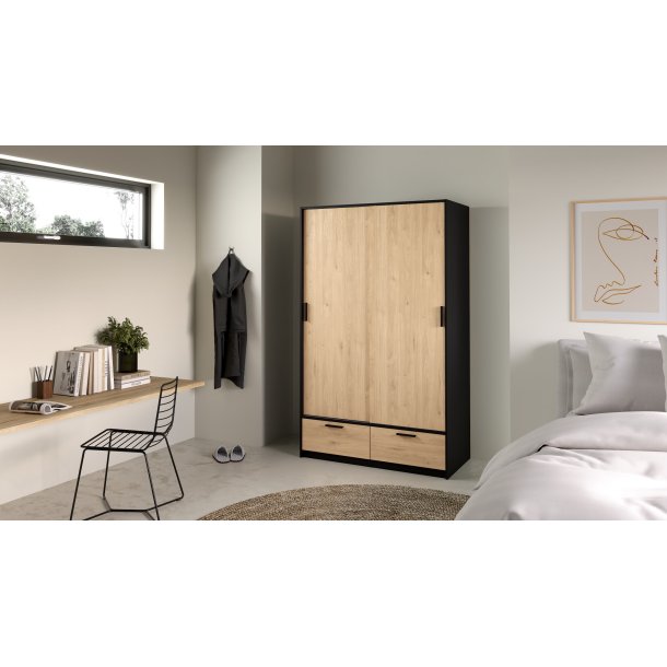 Inline garderobeskab 121 cm bredt, 2 skyded�re, 2 skuffer egelook og sort. 