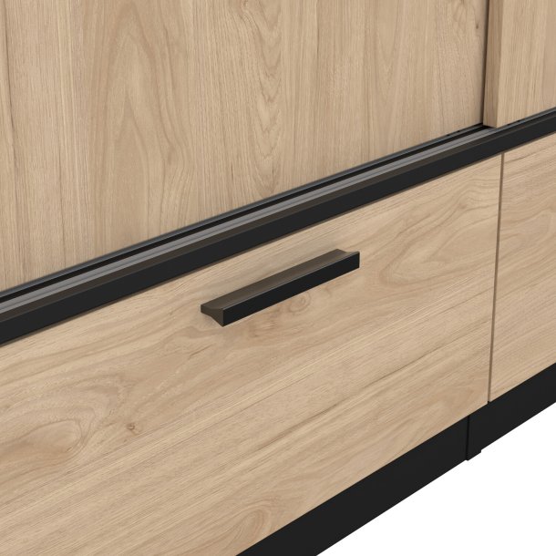 Inline garderobeskab 121 cm bredt, 2 skyded�re, 2 skuffer egelook og sort. 