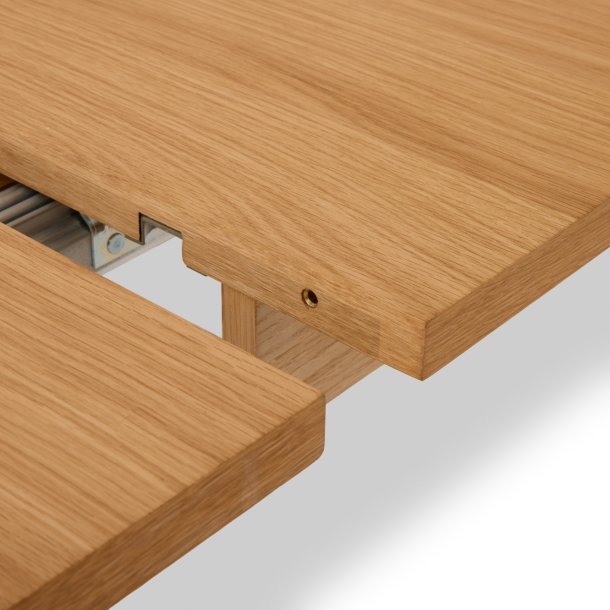 Tsinge spisebord i naturolieret ege finr 200(300) x 100 cm med tillgsplader