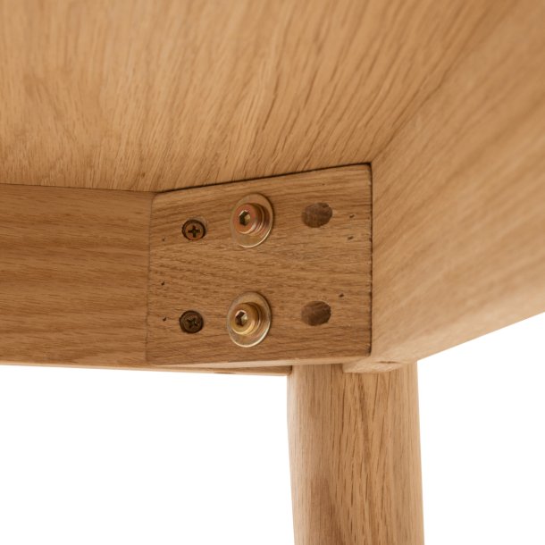 Tsinge spisebord i naturolieret ege finr 200(300) x 100 cm med tillgsplader