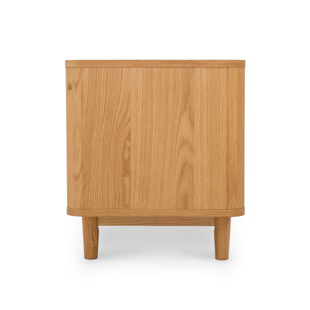 Tsinge TV-bord i naturolieret ege finr 180 x 45 cm, lger med soft close og ledningsudtrk