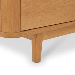 Tsinge TV-bord i naturolieret ege finr 180 x 45 cm, lger med soft close og ledningsudtrk