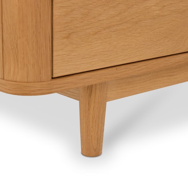 Tsinge TV-bord i naturolieret ege finr 180 x 45 cm, lger med soft close og ledningsudtrk