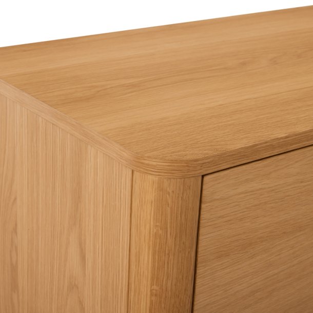 Tsinge TV-bord i naturolieret ege finr 180 x 45 cm, lger med soft close og ledningsudtrk