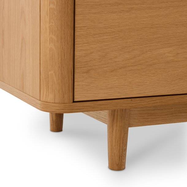 Tsinge TV-bord i naturolieret ege finr 180 x 45 cm, lger med soft close og ledningsudtrk