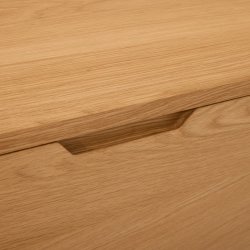 Tsinge TV-bord i naturolieret ege finr 180 x 45 cm, lger med soft close og ledningsudtrk