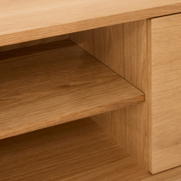 Tsinge TV-bord i naturolieret ege finr 180 x 45 cm, lger med soft close og ledningsudtrk