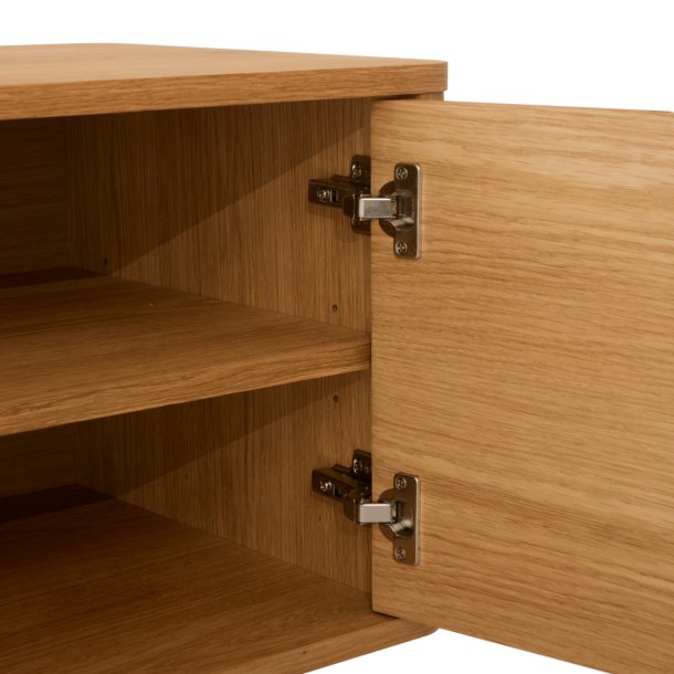 Tsinge TV-bord i naturolieret ege finr 180 x 45 cm, lger med soft close og ledningsudtrk