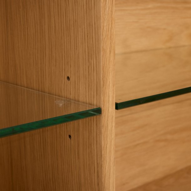 Tsinge hngevitrine i naturolieret ege finr 180x 60 cm, 3 skabe med softclose og indbygget LED lys