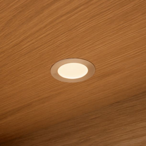 Tsinge hngevitrine i naturolieret ege finr 180x 60 cm, 3 skabe med softclose og indbygget LED lys