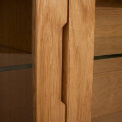 Tsinge hngevitrine i naturolieret ege finr 180x 60 cm, 3 skabe med softclose og indbygget LED lys