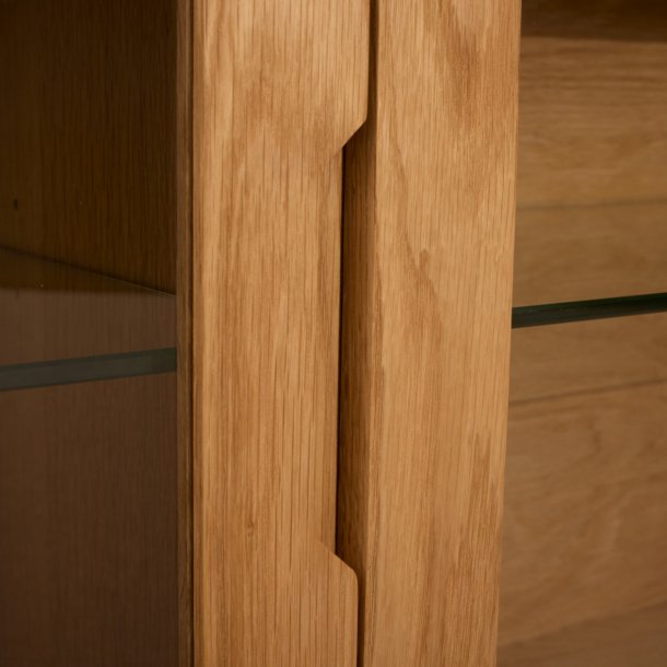 Tsinge hngevitrine i naturolieret ege finr 180x 60 cm, 3 skabe med softclose og indbygget LED lys