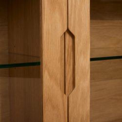 Tsinge hngevitrine i naturolieret ege finr 180x 60 cm, 3 skabe med softclose og indbygget LED lys