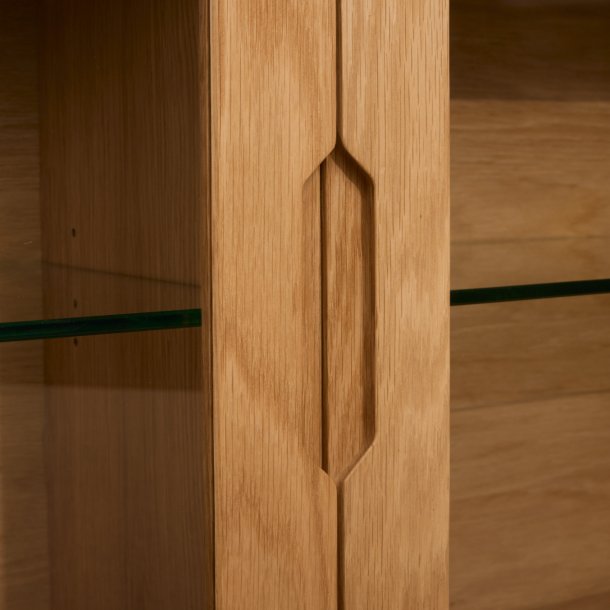 Tsinge hngevitrine i naturolieret ege finr 180x 60 cm, 3 skabe med softclose og indbygget LED lys