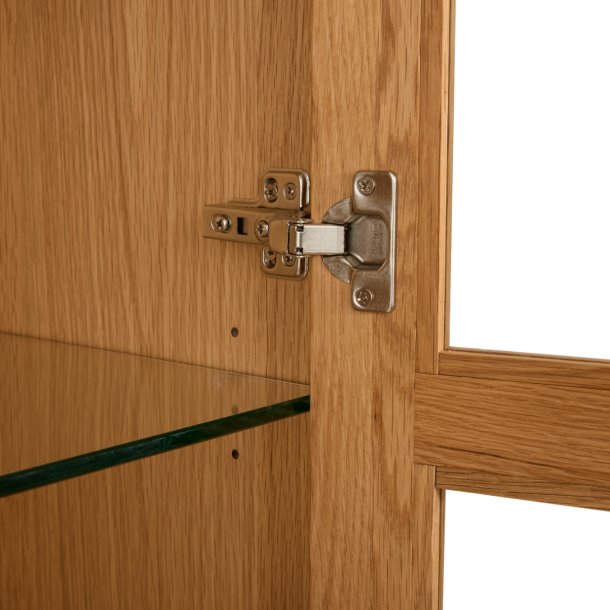 Tsinge vitrineskab i naturolieret ege finr 190 x 100 cm med soft close og indbygget LED lys