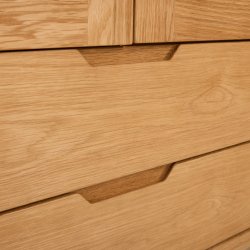 Tsinge vitrineskab i naturolieret ege finr 190 x 100 cm med soft close og indbygget LED lys