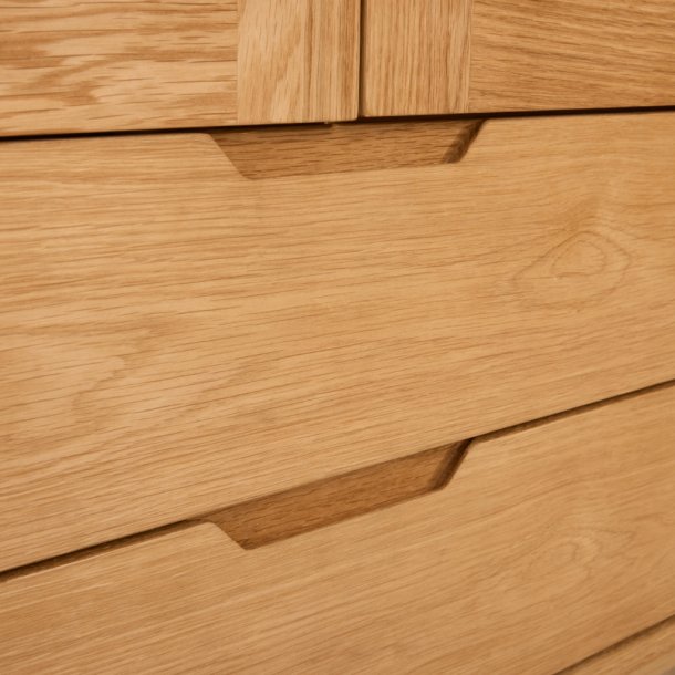 Tsinge vitrineskab i naturolieret ege finr 190 x 100 cm med soft close og indbygget LED lys