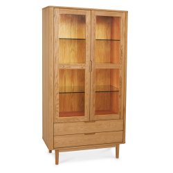 Tsinge vitrineskab i naturolieret ege finr 190 x 100 cm med soft close og indbygget LED lys