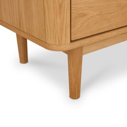 Tsinge vitrineskab i naturolieret ege finr 190 x 100 cm med soft close og indbygget LED lys