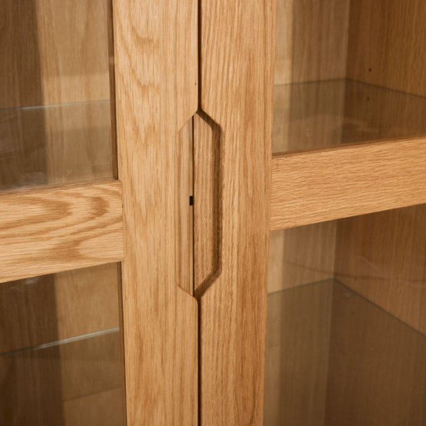 Tsinge vitrineskab i naturolieret ege finr 190 x 100 cm med soft close og indbygget LED lys