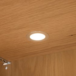 Tsinge sknk i naturolieret ege finr 146 x 124 cm med soft close og indbygget LED lys