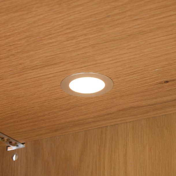 Tsinge sknk i naturolieret ege finr 146 x 124 cm med soft close og indbygget LED lys