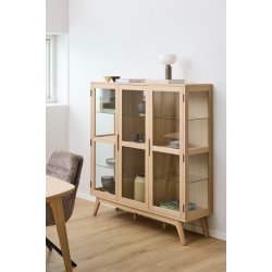 Vitrineskab, model Ambrosius, 140 cm bredt i hvidolieret egetr�sfiner med 3 glasd�re