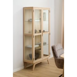 Vitrineskab, model Ambrosius 94 cm i hvidolieret egetr�sfiner med 2 glasd�re og 4 hylder.